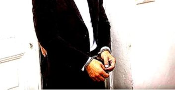 משנה לראש עיר במרכז הארץ נחת מחו"ל ועוכב לחקירה בפרשת ההסתדרות