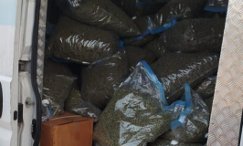 מוכר למשטרה מראשון-לציון נעצר במחסום באזור ירושלים עם מאות ק"ג מריחואנה