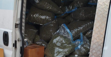 מוכר למשטרה מראשון-לציון נעצר במחסום באזור ירושלים עם מאות ק"ג מריחואנה