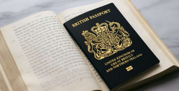 הבעל דורש דיון בבית-הדין הרבני בישראל, האשה מתעקשת על אנגליה