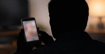 אישום: נקם ב"אקסית" לאחר סיום הקשר ושלח לרב שלה תמונות אינטימיות