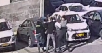 רמלה: שלושה נאשמים תועדו כשהם הולמים בקורבן במוט ברזל ובסכין