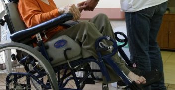 עובד במוסד פסיכיאטרי תקף באלימות מטופל – ולא הורשע