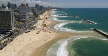 אלפים חתמו על עצומה נגד הפיכת חוף "הצוק" בתל-אביב לנפרד לדתיים