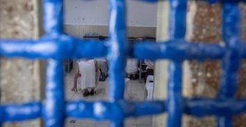 שחרור מוקדם לאסיר חוזר מטירה שהחביא נשק בתקרת ביתו