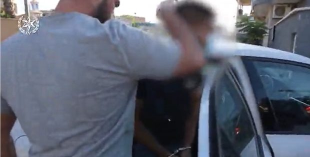 אישום: תושב עוספיה איים על שוטר שחלף ברכב סמוך לביתו