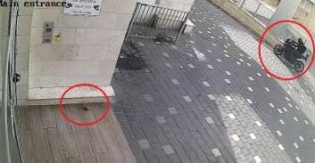 תיעוד: רוכב אופנוע זרק רימון רסס שהתפוצץ בפתח בניין מגורים