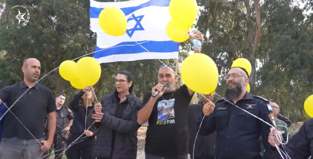 תפילות לשובו ובלונים לזכרו של רני גואילי