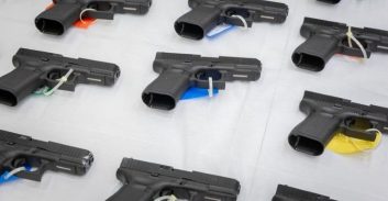 אישום: רשת לסחר בנשק ובתחמושת נעזרה בחייל סדיר שקיבל בתמורה סמים