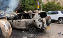 למרות הצהרת תובע: חשודה בהזמנת הצתת הרכב של האקס – שוחררה