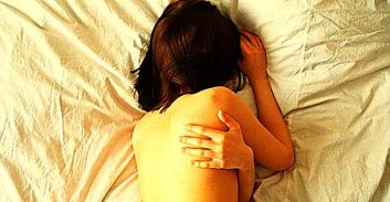  אישום: סימם ואנס צעירה והוליך אותה חצי עירומה מהמלונית עד לבית-החולים