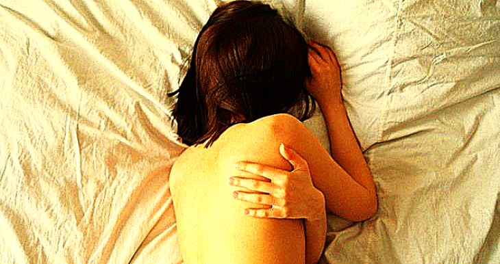 סוממה ונאנסה חצי עירומה מלונית - חיצונית