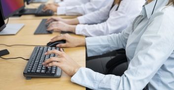 אישום: התחזתה לנציגת בנקים וחברות למתן הלוואות ועקצה כחצי מיליון שקל