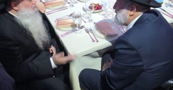 הרב יוסף, דרעי והשר בן-גביר בחתונת בתו של הרב יגאל כהן