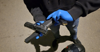 חשד: שניים מלוד נעצרו עם אקדח טעון ורכב "משוכפל" בדרך לניסיון-חיסול