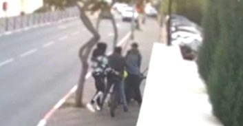 שני ילדים חרא: חשודים בתקיפת עובד תברואה ונהג אוטובוס ערבים