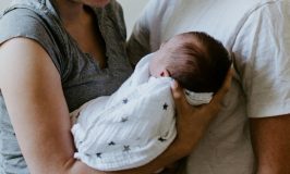 כשהאהבה לא-מספיקה: פעוטה תימסר לאימוץ אך יישמר קשר מינימלי עם הוריה