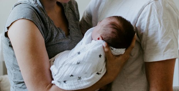 כשהאהבה לא-מספיקה: פעוטה תימסר לאימוץ אך יישמר קשר מינימלי עם הוריה