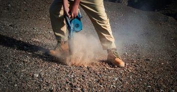 בעקבות ייצוגית, עיריית פתח-תקווה התחייבה: לא יופעלו מפוחי עלים במקומית ציבוריים