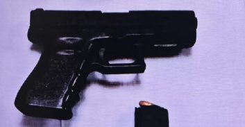 צעיר מג'ואריש חשוד בהחזקת אקדח מתחת גג רעפים