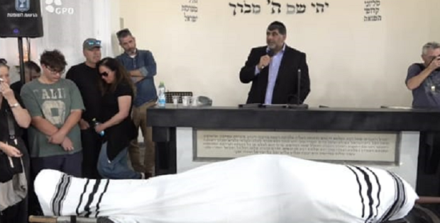 אלפים במסע הלוויה של השופט בני שגיא