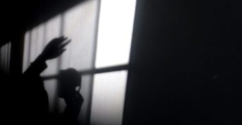 עקב אחרי צעירה, חשף את עצמו בפניה וניסה להפשיטה בכניסה לביתה