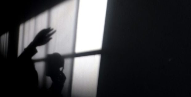 עקב אחרי צעירה, חשף את עצמו בפניה וניסה להפשיטה בכניסה לביתה