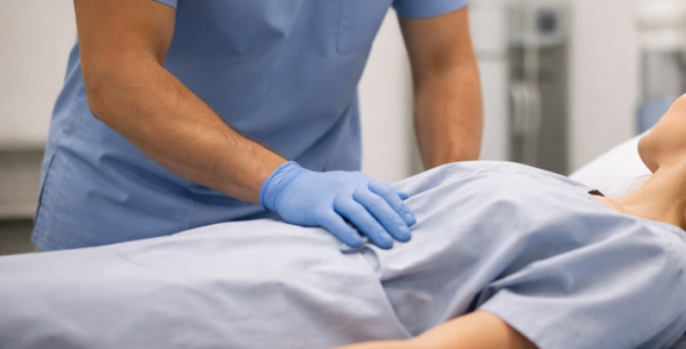 טכנאי רפואי זוכה ממעשה מגונה בבת-זוג של מטופלת