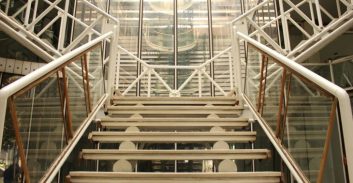 הוכרע הוויכוח: בניינים מתחת לגובה 42 מ' יסתפקו בחדר מדרגות אחד