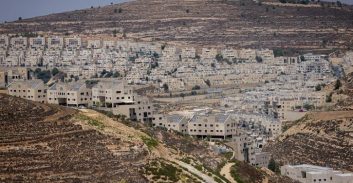 כתב-אישום: מאבטחים במחסום גבעת זאב הכניסו לישראל עשרות שב"חים תמורת שוחד