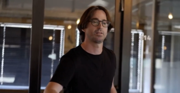 להב 433: "צו מעצר בינלאומי נגד שרוליק אינהורן כעבריין נמלט"