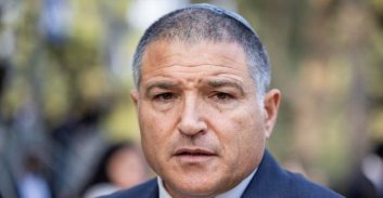 הותר לפרסום: קרוב משפחה של ראש השב"כ חשוד בפרשת הברחות אסורות לעזה