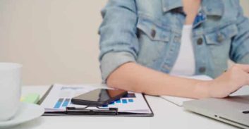 שנה מאסר לעובדת בנק מזרחי שלקחה שוחד ומתנות מסוחרי מכוניות