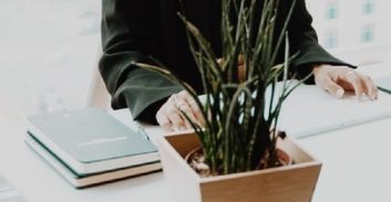 תלונה ללשכת עוה"ד נגד עורכת-דין בהשעיה בחשד שייצגה עובד שב"ס בשימוע