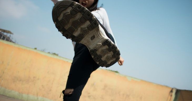 צעירה אלימה תקיפה נזק 