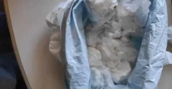 נעצרה בגלל 6 ק"ג קוקאין ודוסה שנתפסו בבית של חברתה