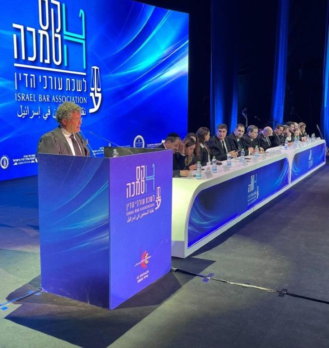 הנשיא יצחק עמית שולחן הנשיאות (צילום: לשכת עורכי הדין)