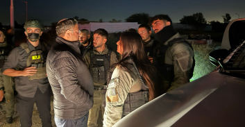 02:42: בן גביר עושה ביקורת לשוטרים במחסום תראבין