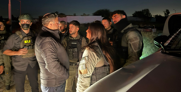 02:42: בן גביר עושה ביקורת לשוטרים במחסום תראבין