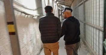 אוהד הפועל ת"א הפר מעצר בית ונעצר בעת שהגיע לדרבי בבלומפילד