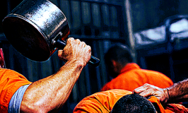 אישום: אסיר נכווה בפניו במהלך ניסיון לשפוך נוזל רותח על מסוכסכים