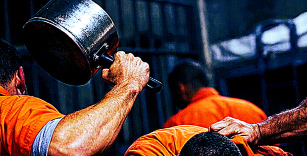 אישום: אסיר נכווה בפניו במהלך ניסיון לשפוך נוזל רותח על מסוכסכים