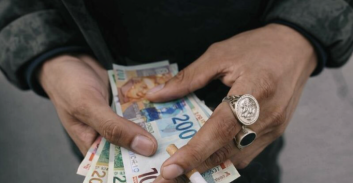 אישום: מוכרים למשטרה מיפו ארבו ושדדו חלפנים באלימות לאור יום