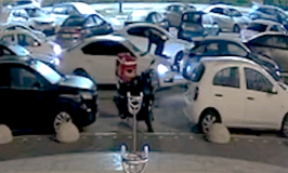 צפו: האישה הנבגדת עלתה על מכסה המנוע, הבעל המשיך לנסוע