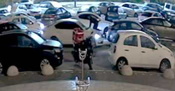 צפו: האישה הנבגדת עלתה על מכסה המנוע, הבעל המשיך לנסוע