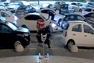 צפו: האישה הנבגדת עלתה על מכסה המנוע, הבעל המשיך לנסוע