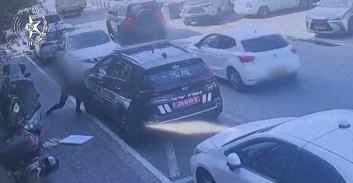 שופט הורה לשחרר נאשם שניקב צמיגי ניידת וירק על בלש בתא-המעצר