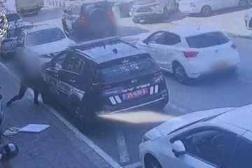 שופט הורה לשחרר נאשם שניקב צמיגי ניידת וירק על בלש בתא-המעצר