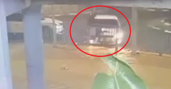 צפו: סכסוך בין מוכרים למשטרה משדרות הסתיים בדריסה מכוונת בכיכר