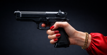 שוחררה ממעצר האישה הנאשמת בירי לכיוון בעלה ותקיפת המאהבת